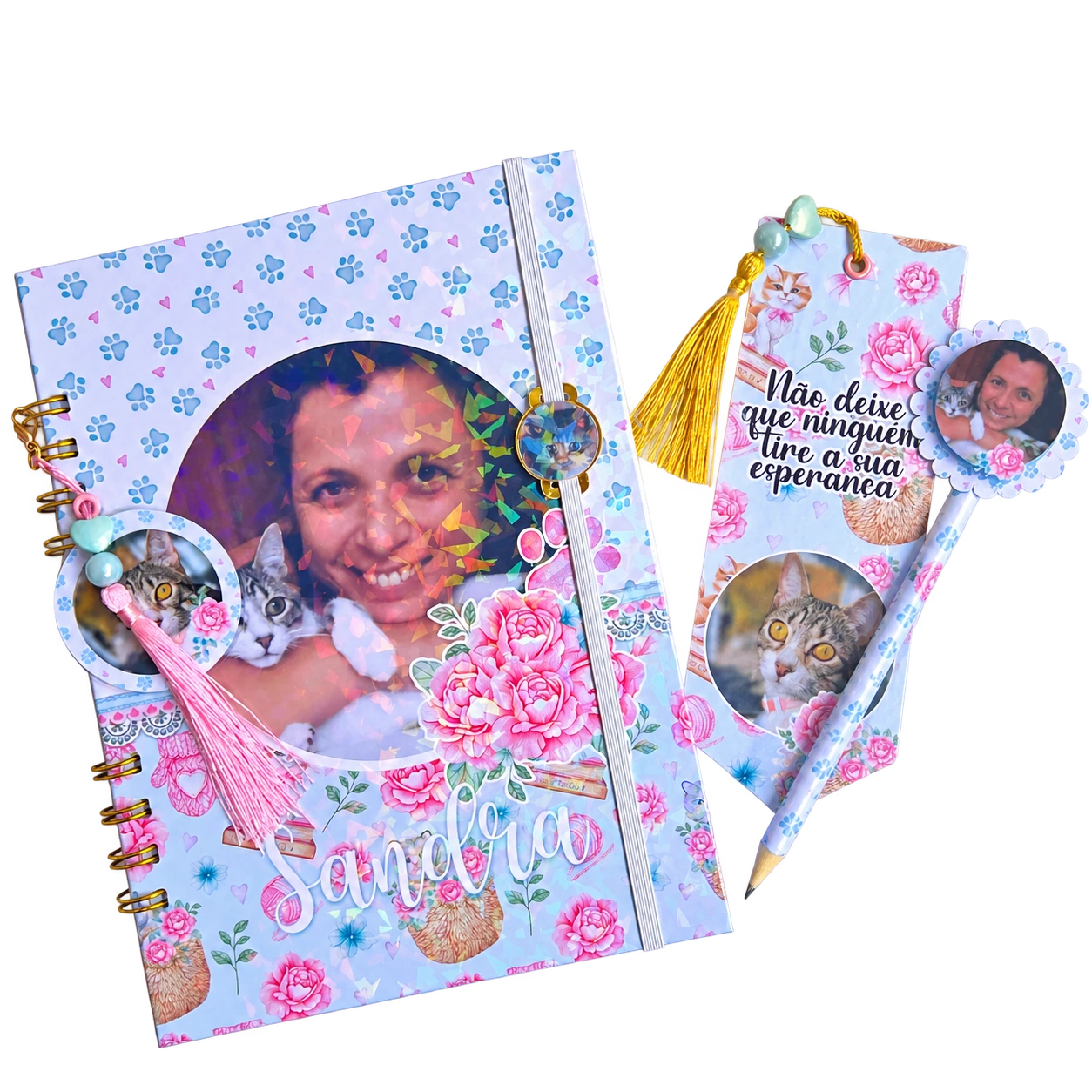 Caderno, lápis e marcador de páginas. Para escrever e marcar páginas, com nome ou imagem personalizados.
